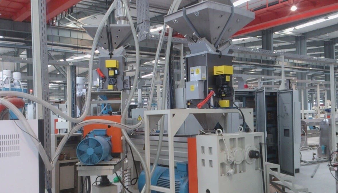 2 extruder machine gravimetric dosing blender application on site